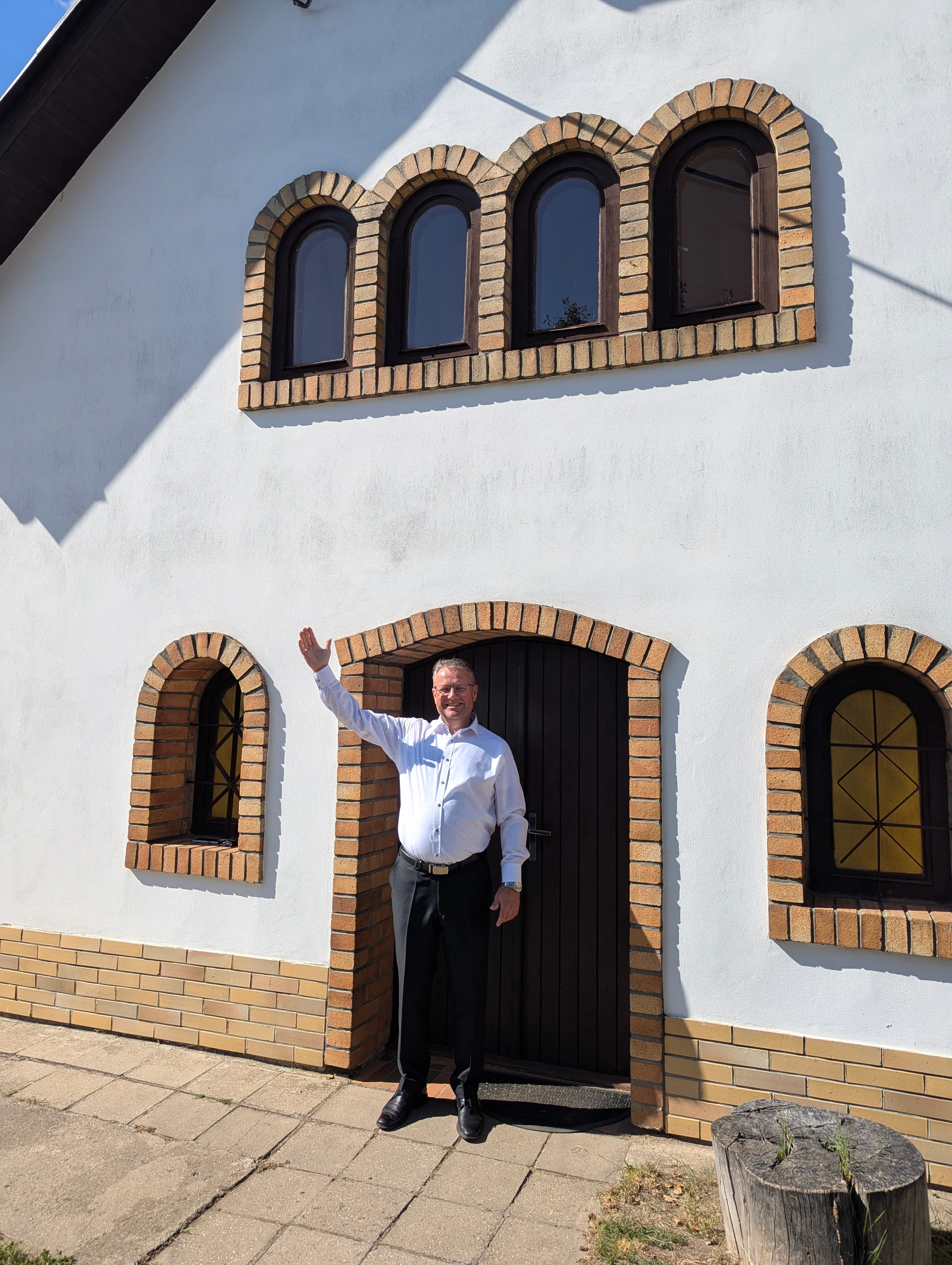 Luděk Gala před svým vinným sklepem ve Vrbici